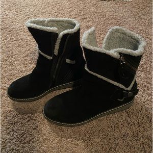 Lightly worn White Mountain boots size 8